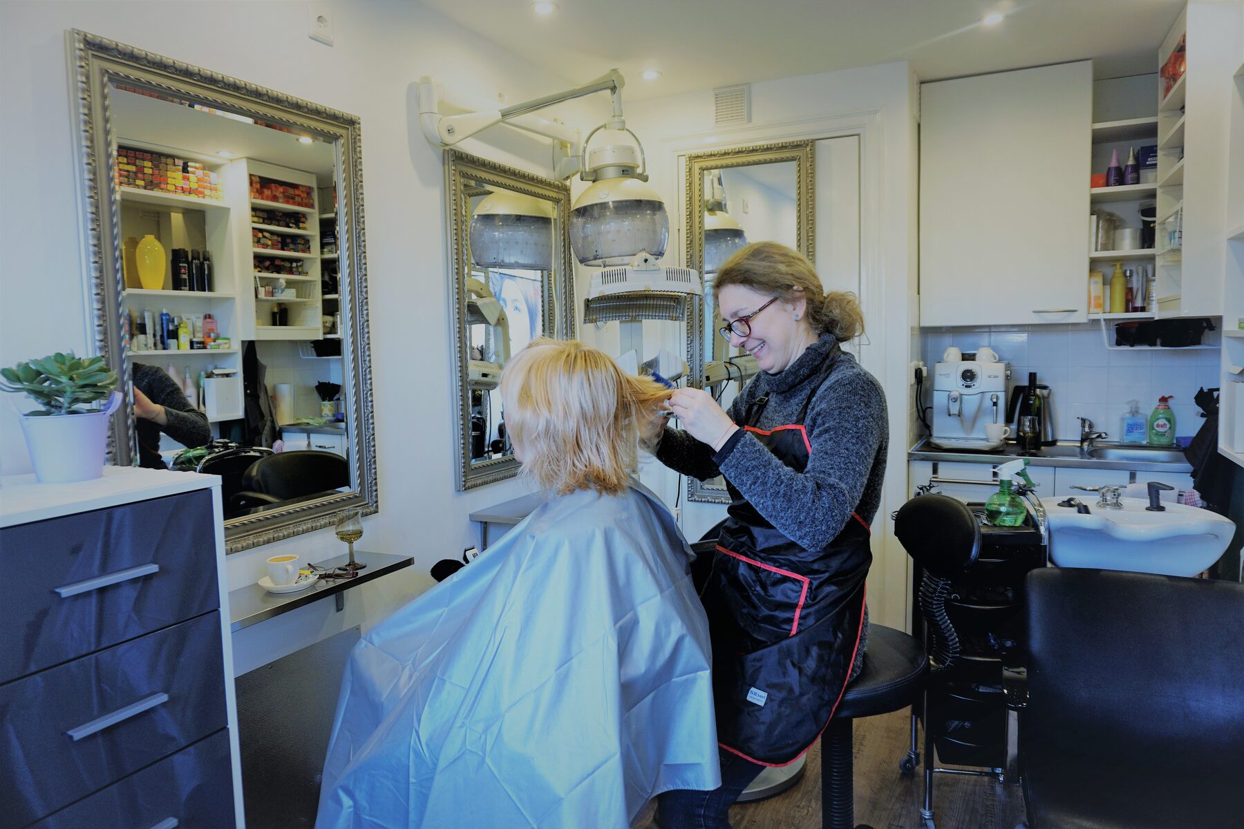 Knippen in de salon aan de Karel Doormanweg