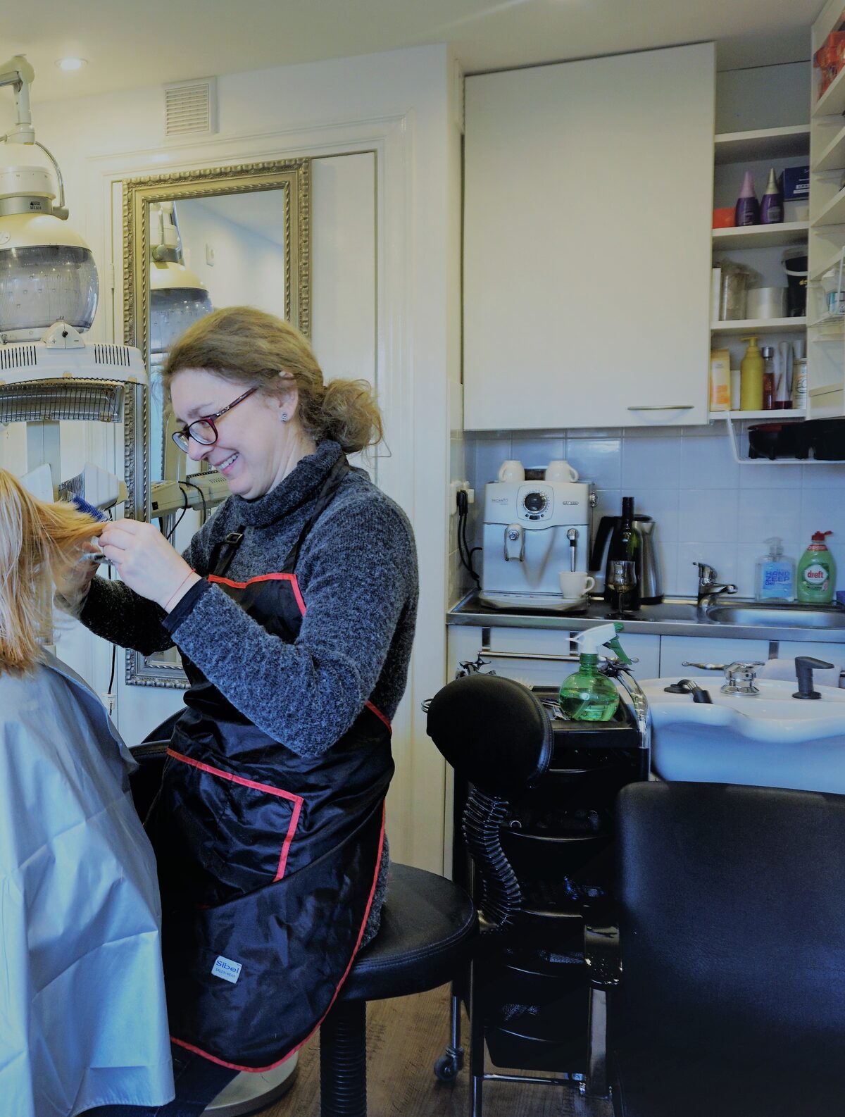 Kapster aan het werk bij Zoë's Kapsalon